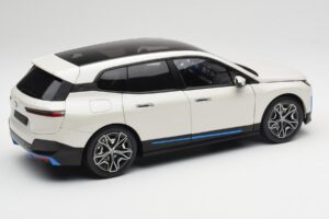 BMW iX Alpine White Minichamps 1:18 110023102 Métal — image 3 sur 8