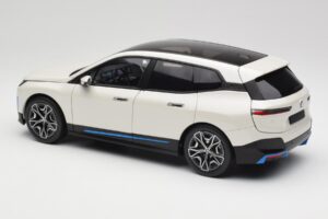 BMW iX Alpine White Minichamps 1:18 110023102 Métal — image 7 sur 8