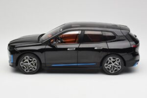 BMW iX Sapphire Black Minichamps 1:18 110023101 Métal — image 4 sur 8