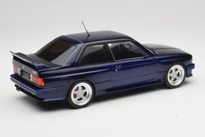 BMW M3 E30 Macau Blue IXO 1:18 18CMC122 Métal — image 2 sur 6