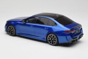 BMW M5 G90 Marina Bay Blue Metallic GT Spirit 1:18 GT507 Résine — image 5 sur 6