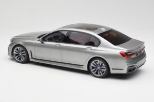 BMW M760i G12 V12 Final Edition Gris GT Spirit 1:18 GT478 Résine — image 5 sur 6