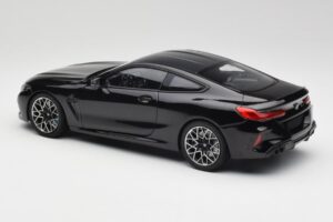 BMW M8 F92 Noir Saphir Minichamps 1:18 110029021 Métal — image 7 sur 8