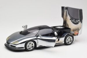 BMW Nazca M12 Chrome Silver Revell 1:18 08916 Métal — image 2 sur 8