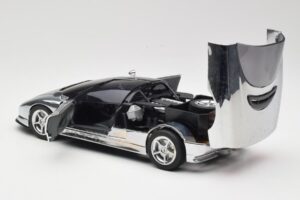 BMW Nazca M12 Chrome Silver Revell 1:18 08916 Métal — image 5 sur 8