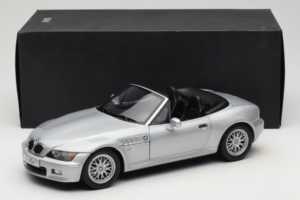 BMW Z3 Roadster 1.8 Argent Édition Concessionnaire UT Models 1:18 80439411712 Métal — image 8 sur 8