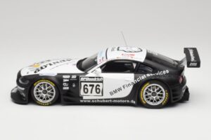 BMW Z4 #676 H. Stuck / J. Hennerici / D. Hurtgen Team Schubert Nürburgring 24 Hours 2006 AUTOart 1:18 80649 Métal — image 3 sur 6