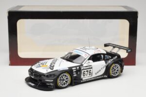 BMW Z4 #676 H. Stuck / J. Hennerici / D. Hurtgen Team Schubert Nürburgring 24 Hours 2006 AUTOart 1:18 80649 Métal — image 6 sur 6