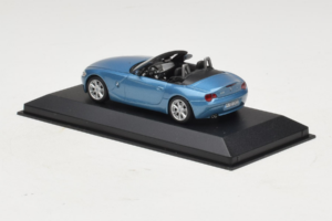 BMW Z4 E85 Cabriolet Light Blue Metallic Minichamps 1:43 BMW016 Métal — image 3 sur 4