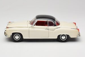 Borgward Isabella Coupé Blanc Revell 1:18 8859 Métal — image 4 sur 8