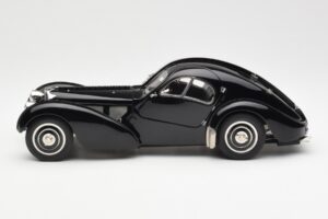 Bugatti 57SC Atlantic Noir CMC 1:18 M-085 Métal — image 3 sur 6