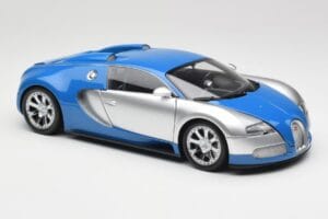 Bugatti Veyron Edition Centenaire Chrome Blue Minichamps 1:18 100110850-O Métal — image 5 sur 7