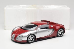 Bugatti Veyron Edition Centenaire Chrome Red Minichamps 1:18 100110851-O Métal — image 8 sur 8