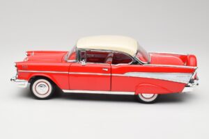 Chevrolet Bel Air Matador Rouge & India Ivoire Road Legends 1:18 92109 Métal — image 4 sur 8