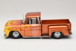 Chevrolet C-10 Stepside Pickup Lowrider Orange avec Flamme Sun Star 1:18 1392 Métal — image 3 sur 6
