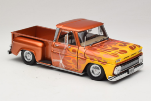 Chevrolet C-10 Stepside Pickup Lowrider Orange avec Flamme Sun Star 1:18 1392 Métal — image 4 sur 6