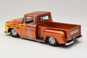 Chevrolet C-10 Stepside Pickup Lowrider Orange avec Flamme Sun Star 1:18 1392 Métal — image 5 sur 6
