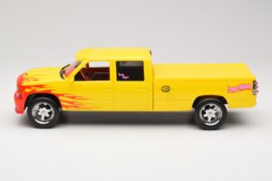 Chevrolet C2500 Silverado Pussy Wagon From Kill Bill Jaune GreenLight 1:18 19015 Métal — image 3 sur 6