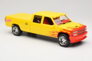 Chevrolet C2500 Silverado Pussy Wagon From Kill Bill Jaune GreenLight 1:18 19015 Métal — image 4 sur 6