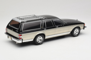 Chevrolet Caprice Estate Wagon Argent & Gris MCG 1:18 MCG18478 Métal — image 2 sur 6