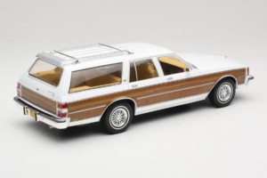 Chevrolet Caprice Estate Wagon Blanc MCG 1:18 MCG18475 Métal — image 2 sur 6