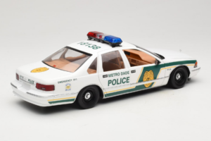 Chevrolet Caprice Metro Dade Police UT Models 1:18 21024 Métal — image 3 sur 8