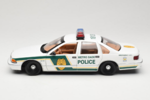 Chevrolet Caprice Metro Dade Police UT Models 1:18 21024 Métal — image 4 sur 8