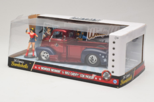 Chevrolet COE Pickup Wonder Woman With Figure Metals Diecast 1:24 30453 Métal — image 3 sur 3