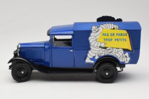 Citroen C4 F Pas de Pneus Trop Petit Bleu Solido 1:18 151235-00 Métal — image 4 sur 8