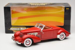 Cord 812 Cabriolet Rouge American Muscle 1:18 32158 Métal — image 8 sur 8