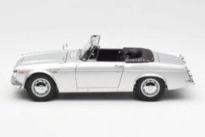 Datsun Fairlady 2000 SR311 Roadster Argent AUTOart 1:18 77432 Métal — image 4 sur 8