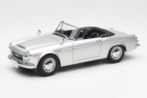 Datsun Fairlady 2000 SR311 Roadster Argent AUTOart 1:18 77432 Métal