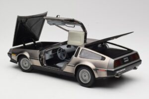 DeLorean DMC-12 LK Argent Sun Star 1:18 2701 Métal — image 5 sur 8