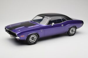 Dodge Challenger R/T Plum Crazy Otto 1:12 G083 Résine