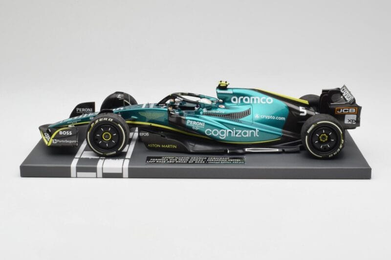 Aston Martin AMR22 Aramco #5 S. Vettel Abu Dhabi GP 2022 Last Race Collector's Edition Minichamps 1:18 117222205 Résine