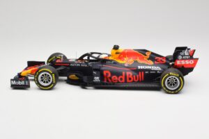 Aston Martin Red Bull Racing RB16 #33 M. Verstappen Abu Dhabi GP Winner 2020 Minichamps 1:18 110201733 Métal — image 3 sur 7