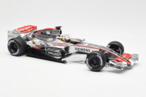 McLaren Mercedes MP4-21 #4 J.P. Montoya F1 2006 Minichamps 1:18 530061804 Métal — image 4 sur 6