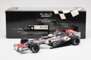 McLaren Mercedes MP4-21 #4 J.P. Montoya F1 2006 Minichamps 1:18 530061804 Métal — image 6 sur 6