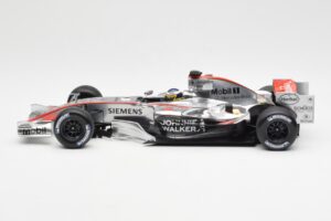 McLaren Mercedes MP4-21 P. de la Rosa F1 Showcar 2006 Minichamps 1:18 B66962346 Métal — image 3 sur 6