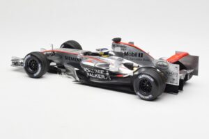 McLaren Mercedes MP4-21 P. de la Rosa F1 Showcar 2006 Minichamps 1:18 B66962346 Métal — image 5 sur 6