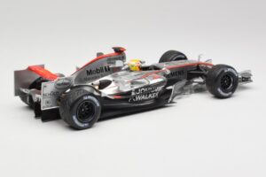 McLaren MP4-25 Mercedes #2 L. Hamilton Showcar 2010 Minichamps 1:18 110100006-R1 Métal — image 2 sur 6