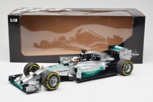 Mercedes AMG Petronas W05 #44 L. Hamilton F1 World Champion 2014 Minichamps 1:18 186140044 Métal — image 7 sur 7