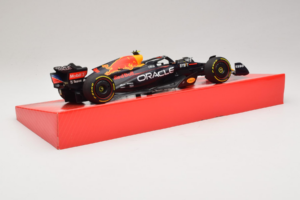 Red Bull Racing RB18 #1 M. Verstappen Oracle Winner Dutch GP 2022 Minichamps 1:18 113223501 Métal — image 3 sur 7