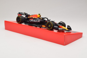 Red Bull Racing RB18 #1 M. Verstappen Oracle Winner Dutch GP 2022 Minichamps 1:18 113223501 Métal — image 4 sur 7