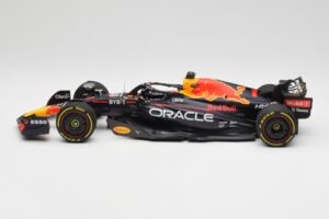 Oracle Red Bull Racing RB18 #1 M. Verstappen Winner Italian GP 2022 Minichamps 1:18 110221601 Métal — image 3 sur 7