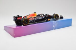 Red Bull Racing RB18 #1 M. Verstappen Winner Miami GP 2022 Minichamps 1:18 113220501 Métal — image 3 sur 7