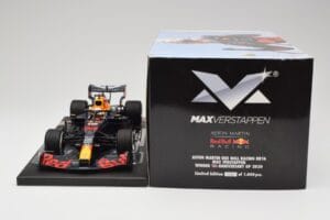 Red Bull RB16 #33 M. Verstappen Red Bull Racing 70th Anniversary GP Winner 2020 Minichamps 1:18 113200533-M1 Résine — image 6 sur 7