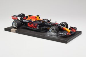 Red Bull RB16B #33 M. Verstappen Dutch GP Winner 2021 Minichamps 1:18 113212533 Métal — image 4 sur 7