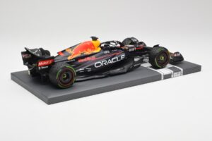Red Bull RB18 #1 M. Verstappen Japan GP Winner No Figure 2022 Minichamps 1:18 113221801B Métal — image 3 sur 7