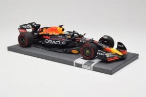 Red Bull RB18 Oracle #1 M. Verstappen Italian GP 2022 Winner Minichamps 1:18 113221601 Résine — image 4 sur 7